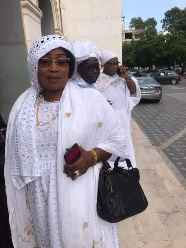  Une délégation de la ville de Dakar, conduite par Mme le Maire Soham El Wardini, chez le khalif Serigne Mountakha