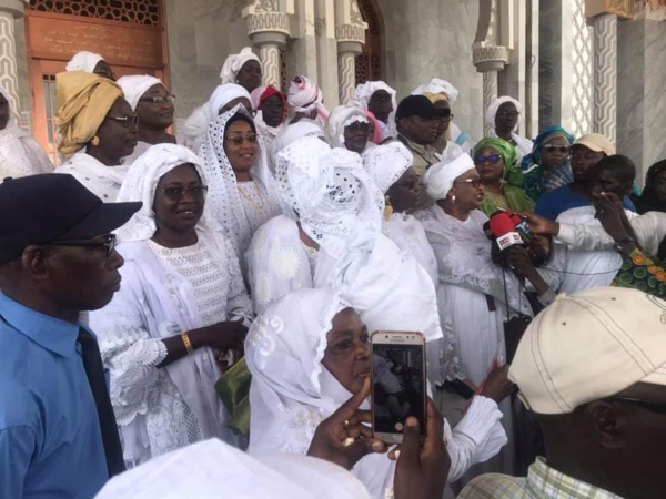  Une délégation de la ville de Dakar, conduite par Mme le Maire Soham El Wardini, chez le khalif Serigne Mountakha