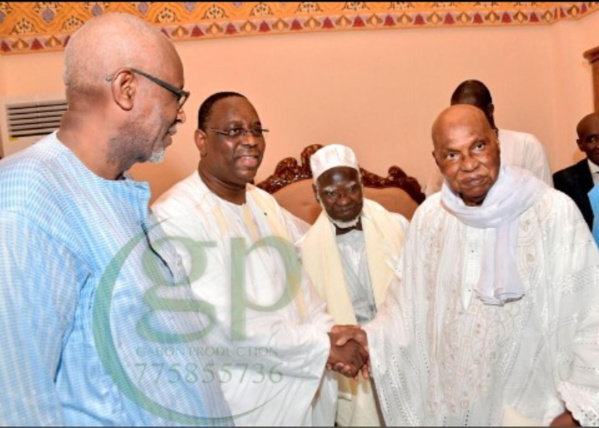 Après les retrouvailles avec son "père", Abdoulaye Wade, le Pr Macky Sall le dépose jusque chez lui Après les retrouvailles avec son "père", Abdoulaye Wade, le Pr Macky Sall le dépose jusque chez lui
