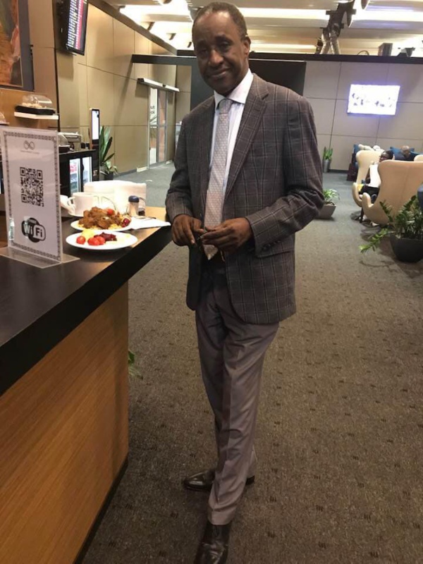En partance pour l'étranger, le journaliste Adama Gaye tire encore sur le Pr Macky Sall et la... Première Dame