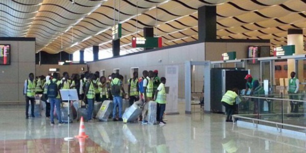 Parking de l'AIBD : Coincé dans une longue file d'attente, un Français pique une crise et meurt Parking de l'AIBD : Coincé dans une longue file d'attente, un Français pique une crise et meurt