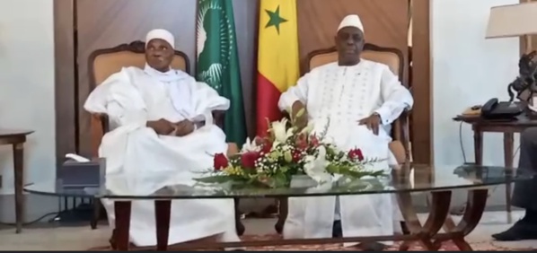Palais de la République : Me Wade accueilli par le président Macky Sall avec les honneurs. Palais de la République : Me Wade accueilli par le président Macky Sall avec les honneurs.