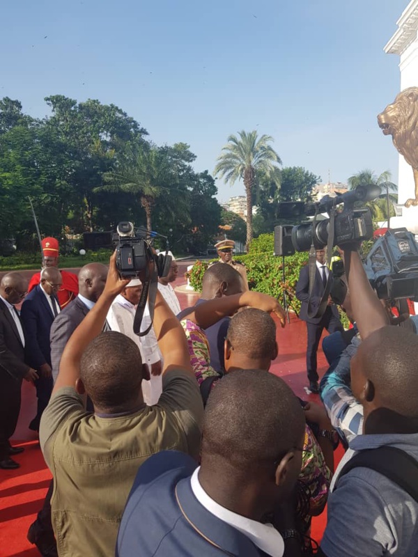 Palais de la République : Me Wade accueilli par le président Macky Sall avec les honneurs. Palais de la République : Me Wade accueilli par le président Macky Sall avec les honneurs.