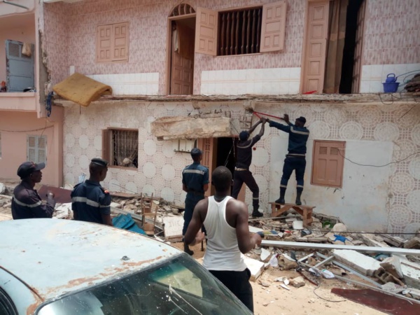 Médina- 1 mort et 3 blessés graves (dont une femme enceinte jusqu'aux dents) après la chute d'un balcon Médina- 1 mort et 3 blessés graves (dont une femme enceinte jusqu'aux dents) après la chute d'un balcon