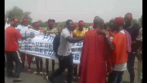 Coup de gueule- Las d'attendre le bitumage  de la route menant vers Halwar, la population de l’île à Morphil bloque l’entrée de Podor Coup de gueule- Las d'attendre le bitumage  de la route menant vers Halwar, la population de l’île à Morphil bloque l’entrée de Podor