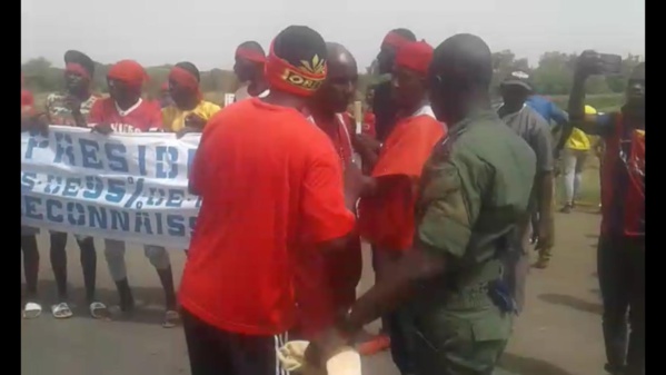 Coup de gueule- Las d'attendre le bitumage  de la route menant vers Halwar, la population de l’île à Morphil bloque l’entrée de Podor Coup de gueule- Las d'attendre le bitumage  de la route menant vers Halwar, la population de l’île à Morphil bloque l’entrée de Podor