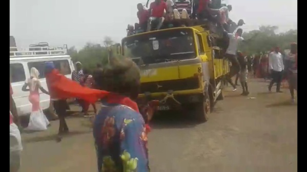 Coup de gueule- Las d'attendre le bitumage  de la route menant vers Halwar, la population de l’île à Morphil bloque l’entrée de Podor