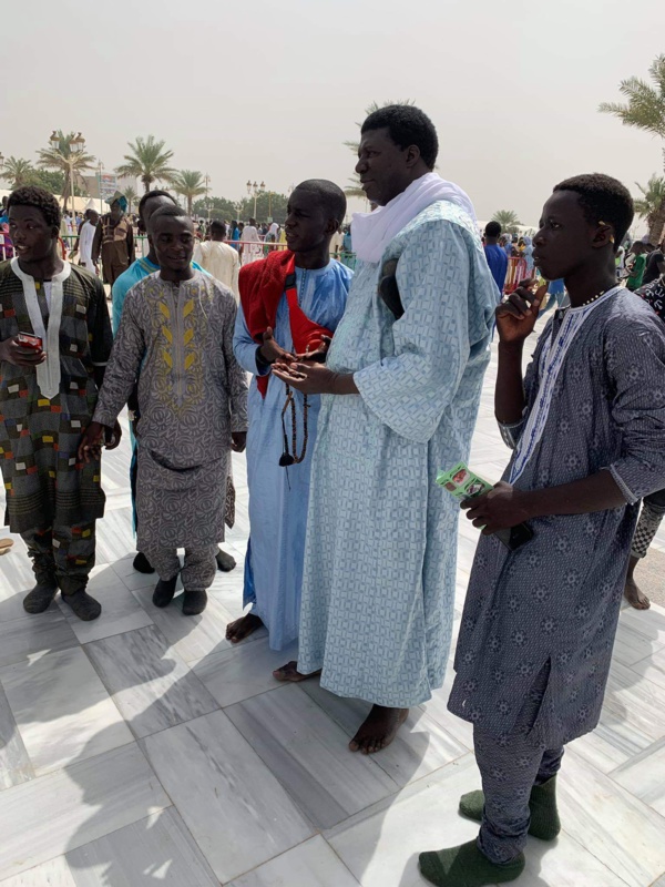 Comment le chanteur Fallou Dieng, un vrai talibé mouride , a  passé le Magal (images)
