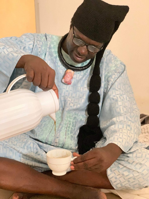 Comment le chanteur Fallou Dieng, un vrai talibé mouride , a  passé le Magal (images)
