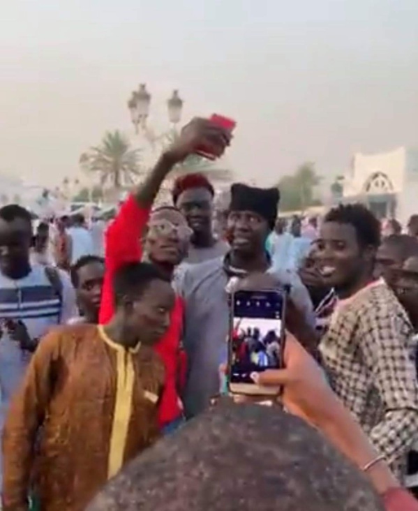 Comment le chanteur Fallou Dieng, un vrai talibé mouride , a  passé le Magal (images)