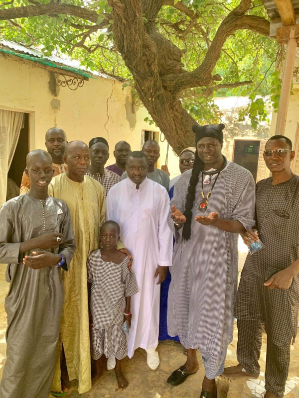 Comment le chanteur Fallou Dieng, un vrai talibé mouride , a  passé le Magal (images)