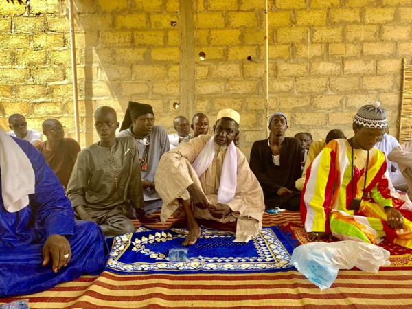 Comment le chanteur Fallou Dieng, un vrai talibé mouride , a  passé le Magal (images)
