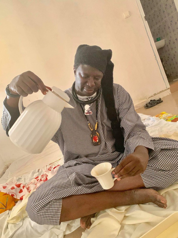 Comment le chanteur Fallou Dieng, un vrai talibé mouride , a  passé le Magal (images)
