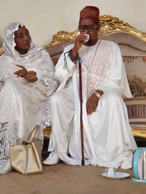 Incroyable, mais vrai! Le "mollah" Ahmed Khalifa Niass a... cinq épouses ! (EXCLUSIVITÉ DAKARPOSTE) Incroyable, mais vrai! Le "mollah" Ahmed Khalifa Niass a... cinq épouses ! (EXCLUSIVITÉ DAKARPOSTE)