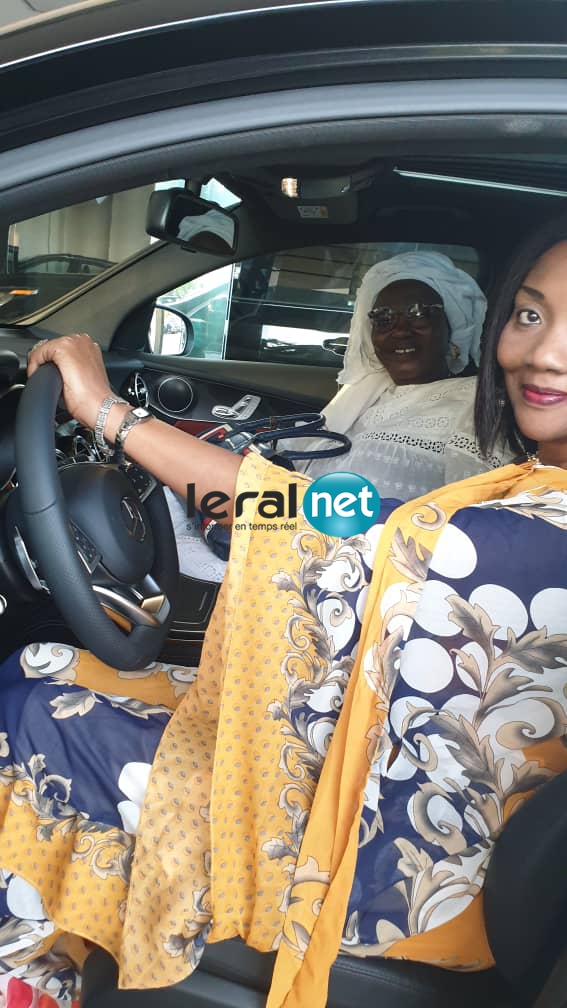 Sokhna Oumou Kalsom Sy à bord de sa luxueuse limousine offerte par Ahmed Kh. Niasse Sokhna Oumou Kalsom Sy à bord de sa luxueuse limousine offerte par Ahmed Kh. Niasse