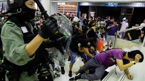 Nouvelle journée émaillée d'incidents à Hong Kong- Six blessés dans une attaque au couteau