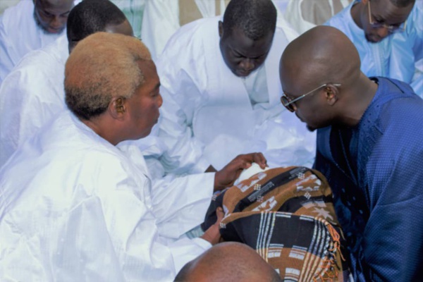 Serigne Abdou Karim Mbacké baptise bébé Khadim Bâ, le fils du frère du célèbre patron de Locafrique Serigne Abdou Karim Mbacké baptise bébé Khadim Bâ, le fils du frère du célèbre patron de Locafrique