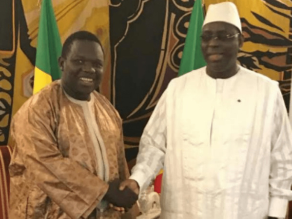 Célébration de la naissance de Nabi- Elhaj Dia, responsable de l'APR à Bambey, offre un magnifique "Kamil" à Serigne Mame Mor Mbacké