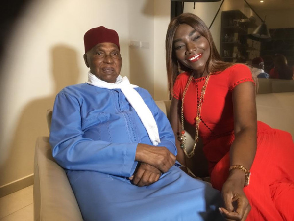 (PHOTOS)- Audience: Le Président Abdoulaye Wade reçoit la chanteuse Coumba Gawlo Seck