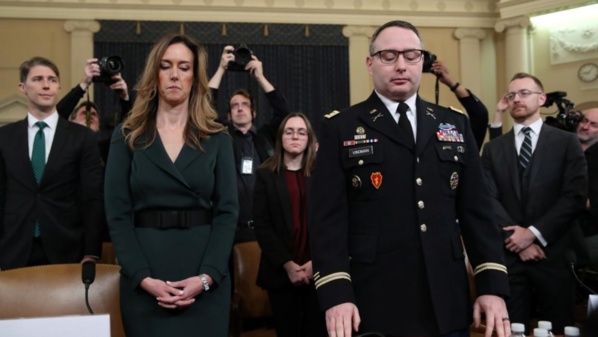 Jennifer Williams, conseillère spéciale du vice-président Mike Pence, et le lieutenant-colonel Alexander Vindmanse face à la commission du Renseignement de la Chambre des représentants à Washington, le 19 novembre 2019 Jennifer Williams, conseillère spéciale du vice-président Mike Pence, et le lieutenant-colonel Alexander Vindmanse face à la commission du Renseignement de la Chambre des représentants à Washington, le 19 novembre 2019
