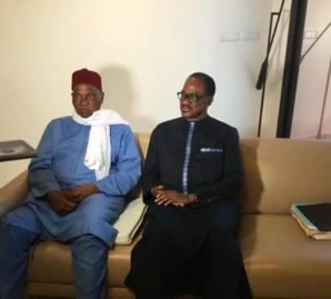 Réconciliés, Me Wade et Madické se sont rencontrés ce dimanche chez l'ancien Président de la République Réconciliés, Me Wade et Madické se sont rencontrés ce dimanche chez l'ancien Président de la République