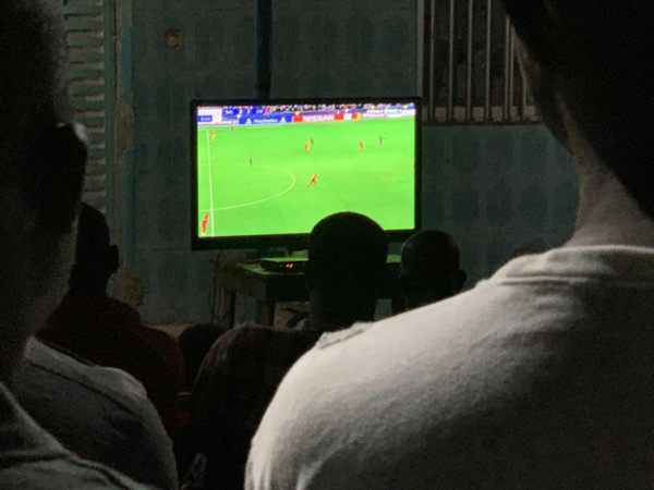 ​A Kédougou le ministre de l’intérieur regarde en pleine rue le match Salzbourg - Liverpool