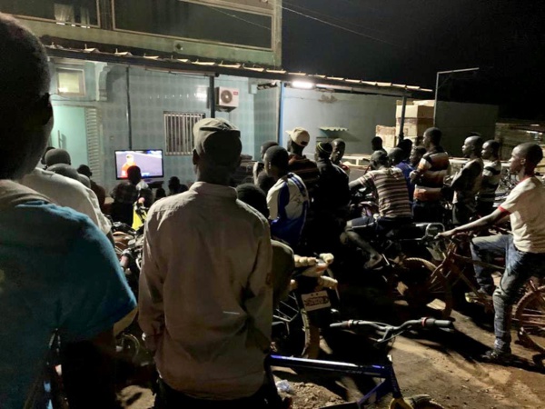 A Kédougou le ministre de l’intérieur regarde en pleine rue le match Salzbourg - Liverpool A Kédougou le ministre de l’intérieur regarde en pleine rue le match Salzbourg - Liverpool