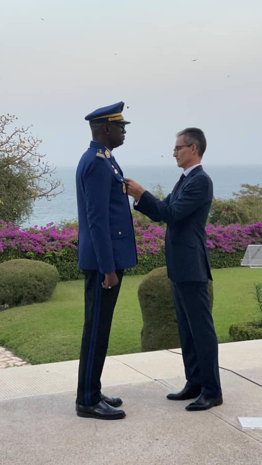 Le Colonel Daouda Diop Gouverneur militaire du Palais  élevé au Grade de chevalier de l'ordre du Mérite Français