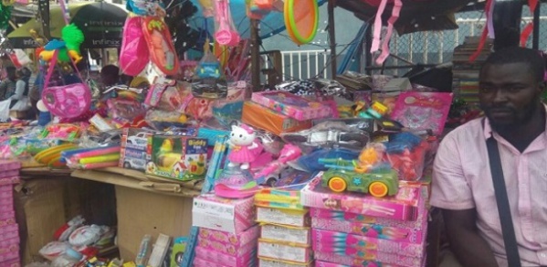 A SANDAGA ET PETERSEN, LE MARCHÉ DE NOËL ATTEND ENCORE SES CLIENTS A SANDAGA ET PETERSEN, LE MARCHÉ DE NOËL ATTEND ENCORE SES CLIENTS