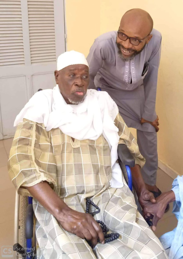 Seydou Hann posant avec leur défunt papa Seydou Hann posant avec leur défunt papa