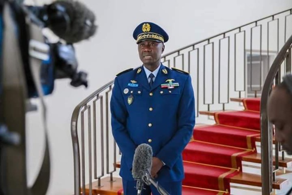 Le Pr Macky Sall a reçu le nouveau chef d'état-major général des armées...Les dessous d'une audience... Le Pr Macky Sall a reçu le nouveau chef d'état-major général des armées...Les dessous d'une audience...