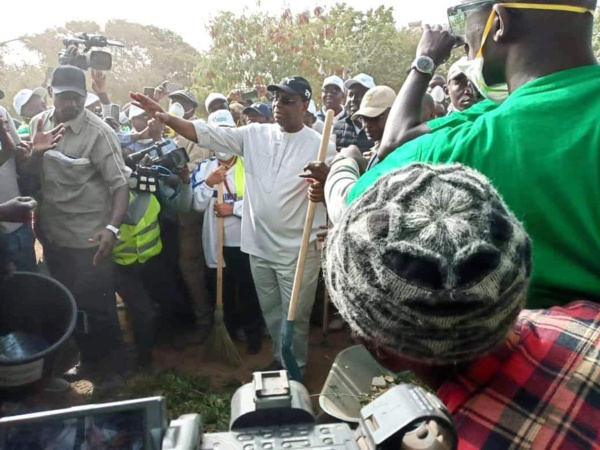"Cleaning day"- Après avoir donné le ton, le couple Présidentiel du Sénégal a été la grande attraction (images exclusives) "Cleaning day"- Après avoir donné le ton, le couple Présidentiel du Sénégal a été la grande attraction (images exclusives)