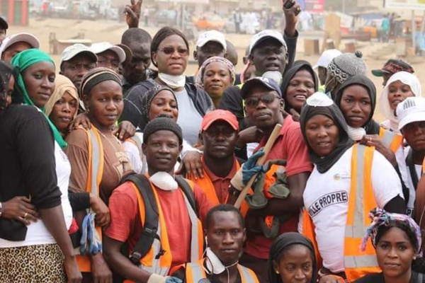 "Cleaning day" à Guédiawaye - Ces images exclusives du maire, Aliou Sall en compagnie de Mme le ministre de la Jeunesse et...