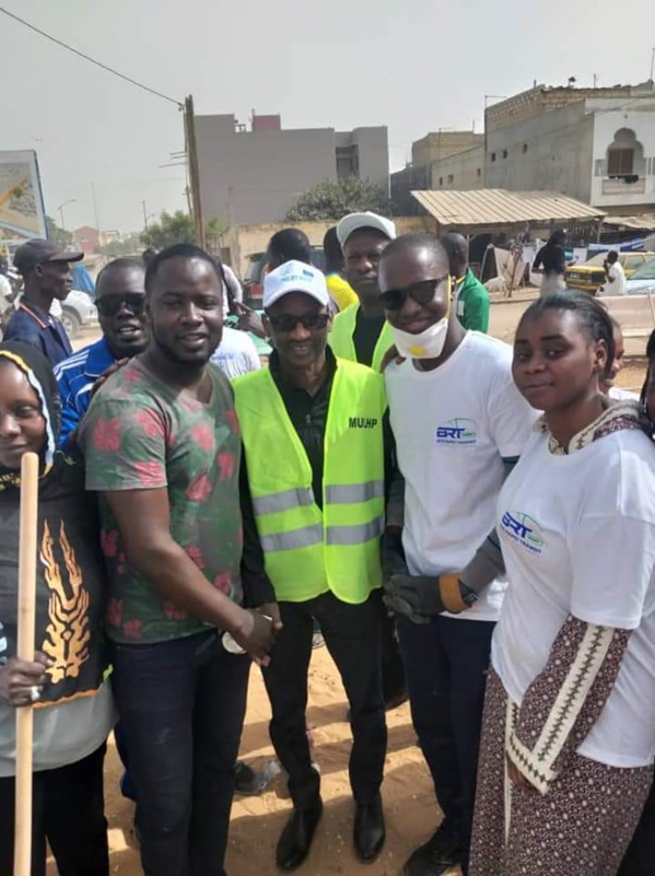 "Cleaning day" à Guédiawaye - Ces images exclusives du maire, Aliou Sall en compagnie de Mme le ministre de la Jeunesse et...