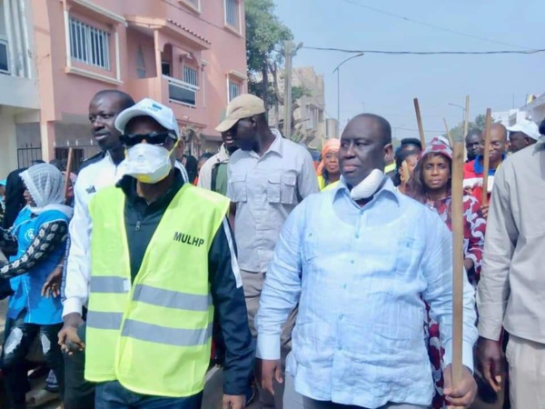 "Cleaning day" à Guédiawaye - Ces images exclusives du maire, Aliou Sall en compagnie de Mme le ministre de la Jeunesse et...