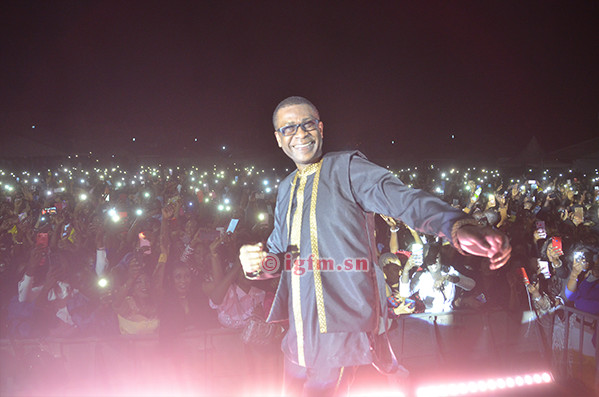 ​Le "Roi de la Musique Sénégalaise"  offre un "live " sur la Place de l'Obélisque-  "You" rabat le caquet à ceux qui le taxent d'être près de ses ...sous!