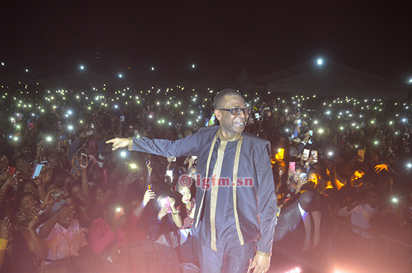 ​Le "Roi de la Musique Sénégalaise"  offre un "live " sur la Place de l'Obélisque-  "You" rabat le caquet à ceux qui le taxent d'être près de ses ...sous!