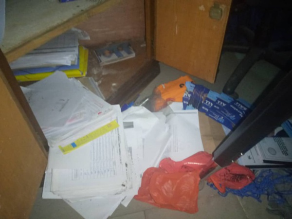 Urgent/ Pikine: La permanence de "La République des Valeurs" attaquée, des documents disparus... Urgent/ Pikine: La permanence de "La République des Valeurs" attaquée, des documents disparus...