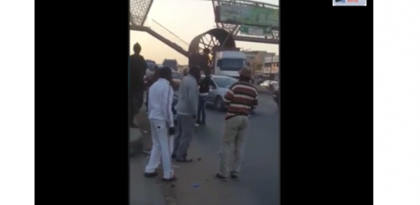Diacksao: un camion fait tomber une passerelle Diacksao: un camion fait tomber une passerelle