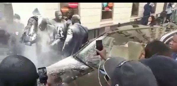 Paris : L’activiste qui avait enfariné le cortège de Macky Sall menace Alassane Ouattara Paris : L’activiste qui avait enfariné le cortège de Macky Sall menace Alassane Ouattara