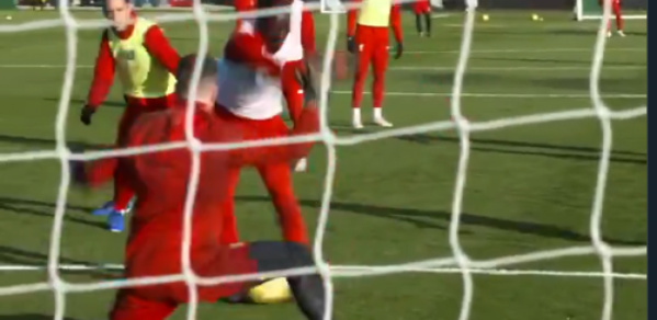 Sadio Mané humilie ses coéquipiers et inscrit un but monstrueux à l’entrainement Sadio Mané humilie ses coéquipiers et inscrit un but monstrueux à l’entrainement