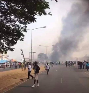 URGENT- Ça chauffe à Banjul! Des manifestants , qui réclament le départ d'Adama Barrow, dispersés à coups de grenades lacrymogènes