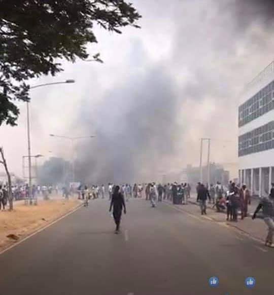 URGENT- Ça chauffe à Banjul! Des manifestants , qui réclament le départ d'Adama Barrow, dispersés à coups de grenades lacrymogènes URGENT- Ça chauffe à Banjul! Des manifestants , qui réclament le départ d'Adama Barrow, dispersés à coups de grenades lacrymogènes