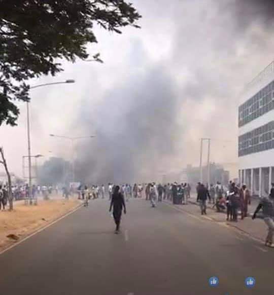 URGENT- Ça chauffe à Banjul! Des manifestants , qui réclament le départ d'Adama Barrow, dispersés à coups de grenades lacrymogènes