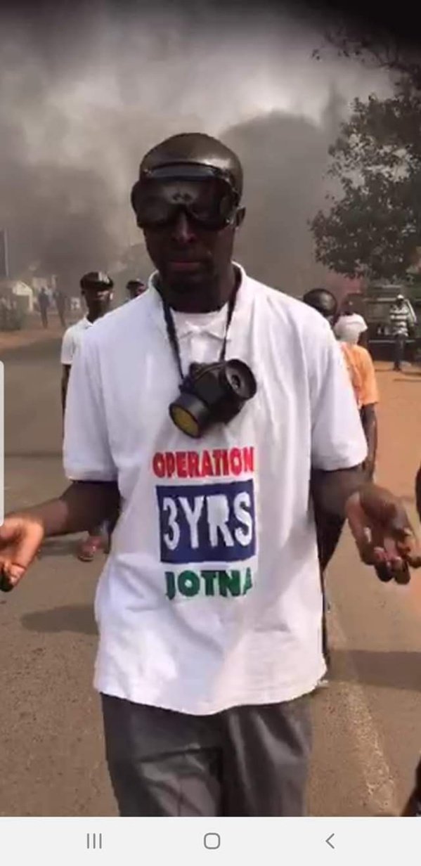 URGENT- Ça chauffe à Banjul! Des manifestants , qui réclament le départ d'Adama Barrow, dispersés à coups de grenades lacrymogènes