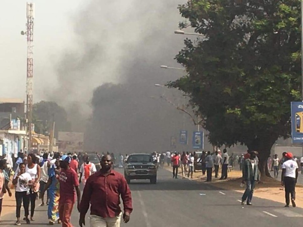 URGENT- Ça chauffe à Banjul! Des manifestants , qui réclament le départ d'Adama Barrow, dispersés à coups de grenades lacrymogènes