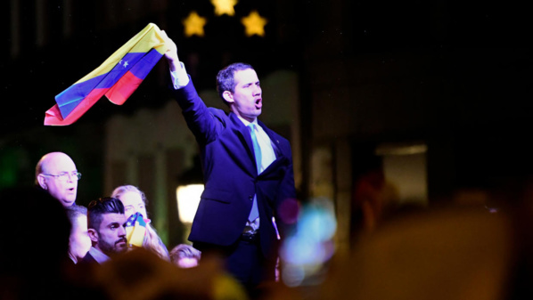 À Madrid, l'opposant vénézuélien Juan Guaido appelle ses partisans "à rester debout"