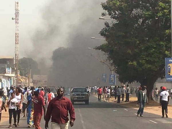 Gambie: le gouvernement dément la mort de manifestants et interdit le collectif anti-présidentiel