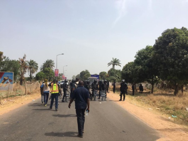 3 morts, des centaines de blessés, 137 arrestations et des radios fermées : Le point de la situation en Gambie 3 morts, des centaines de blessés, 137 arrestations et des radios fermées : Le point de la situation en Gambie