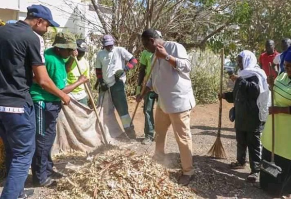 2 ème journée "Cleaning day"- Le Pr Macky Sall y a participé (images) 2 ème journée "Cleaning day"- Le Pr Macky Sall y a participé (images)